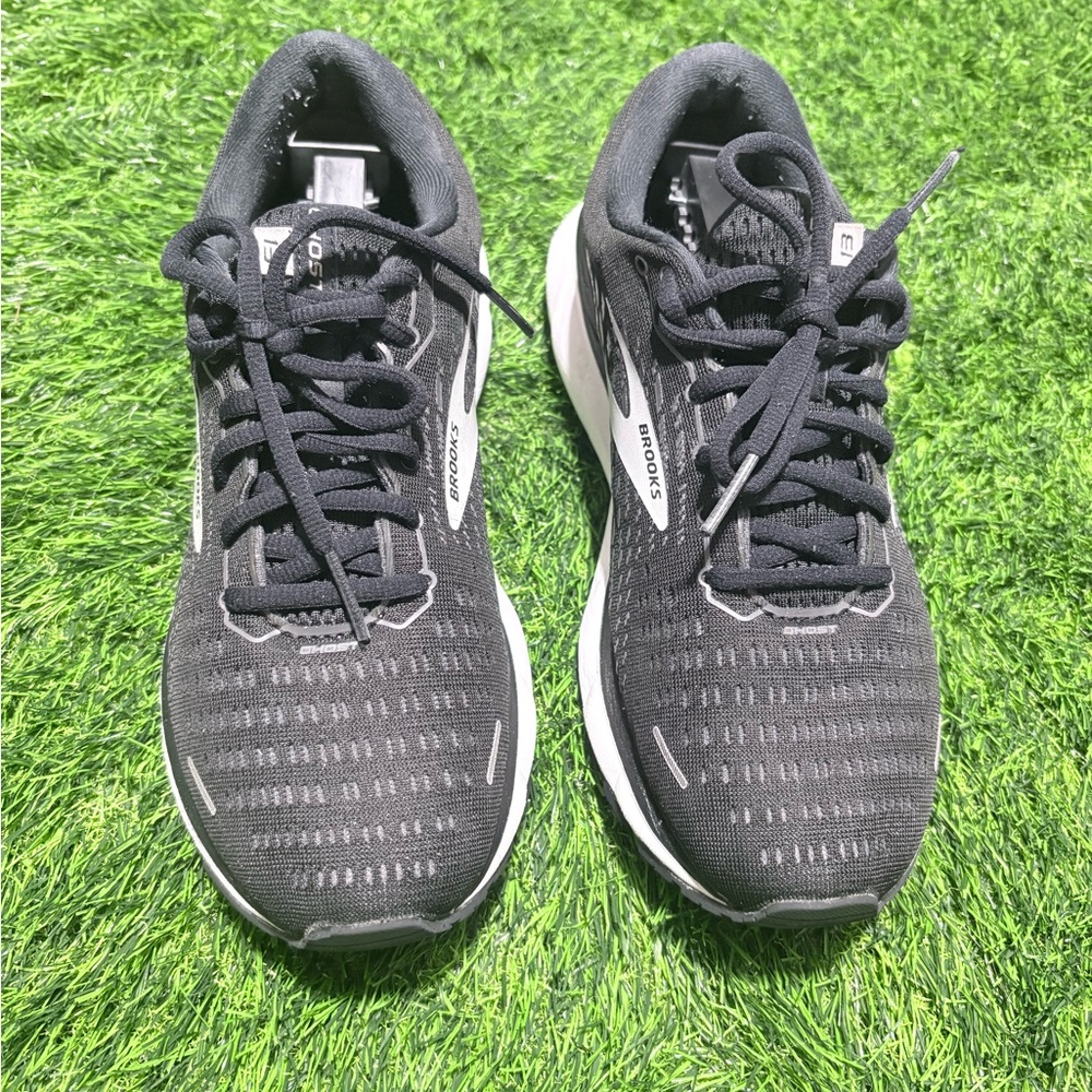 Brooks Ghost 13 Women’s Black and White colorway running athletic shoe
